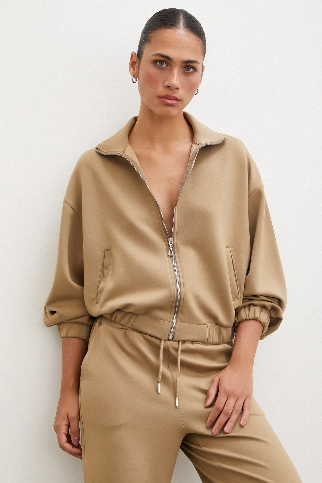 سويتشيرت بسحّاب لون جملي