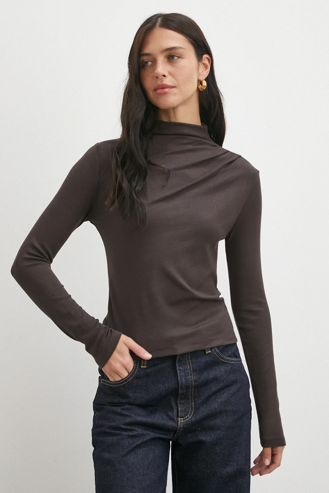 Omzu Pileli Boğazlı Bluz Kahve