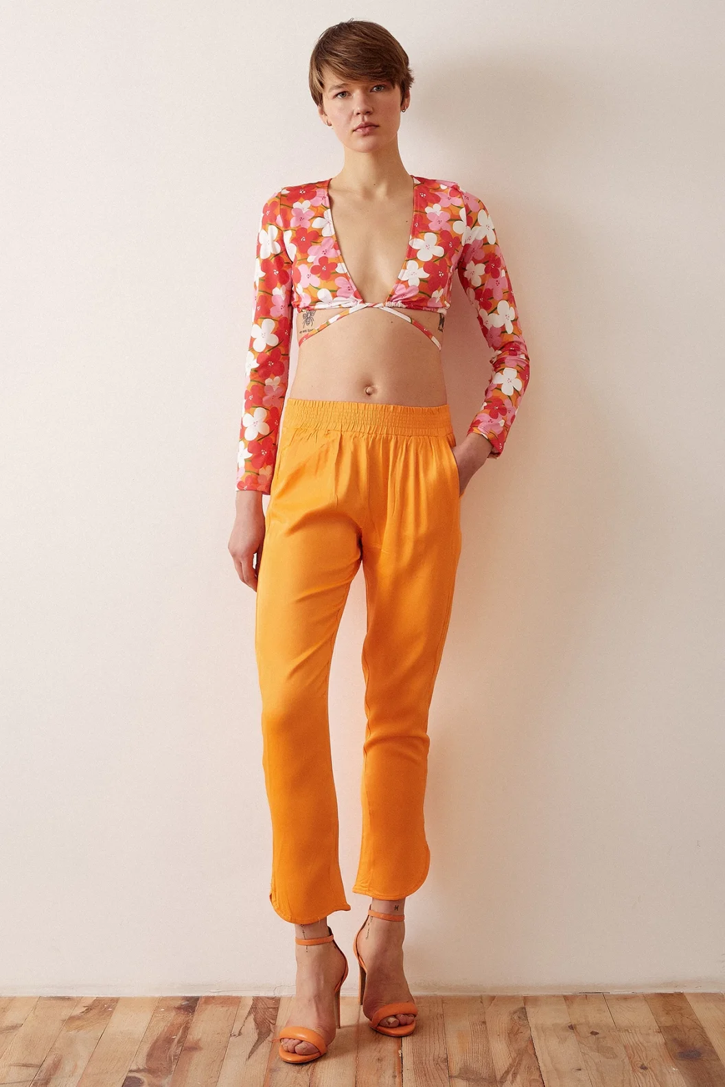 بنطلون ساتان بخصر مطاطي لونه برتقالي