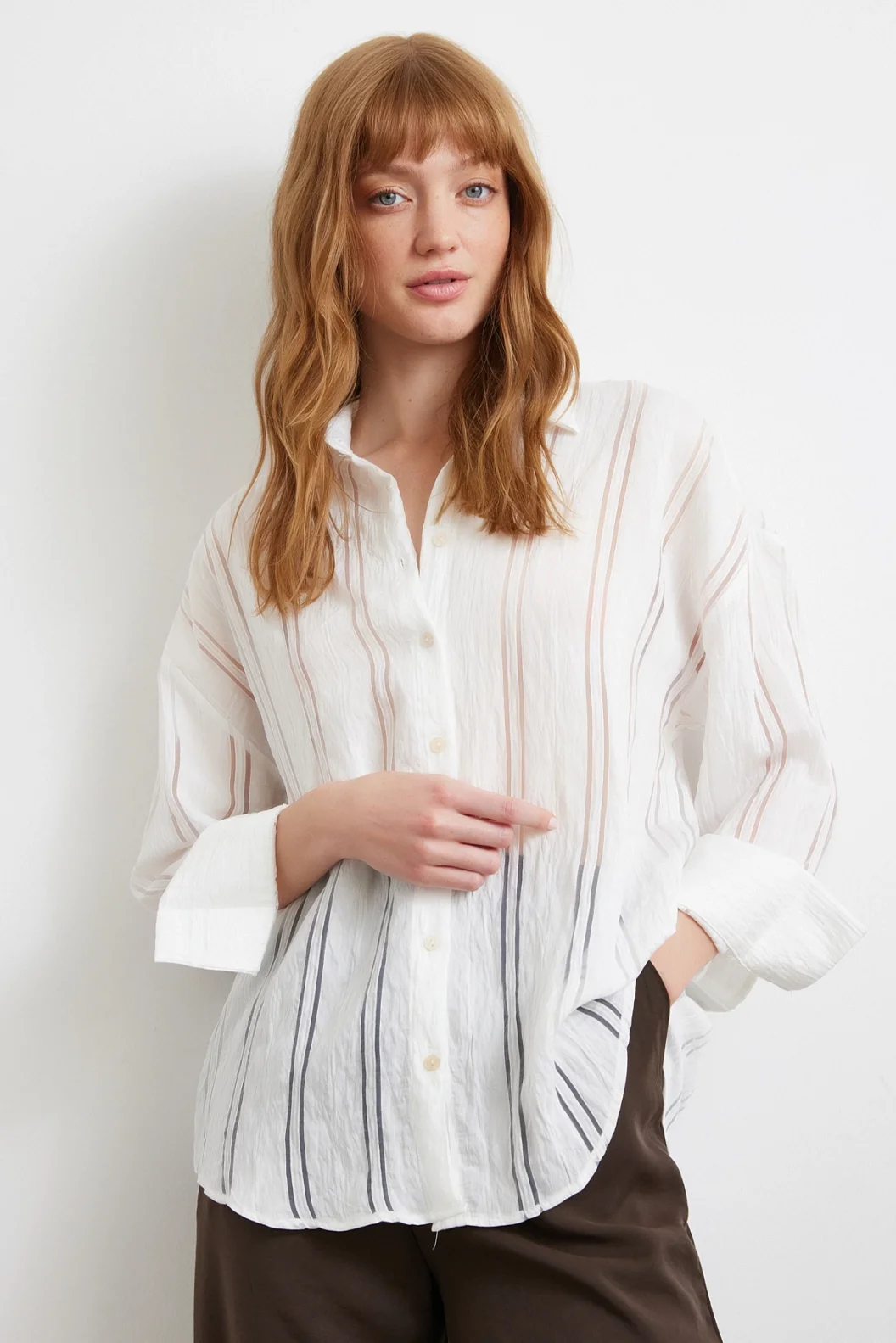 قميص مخطط من الاورجانزا باللون العاج