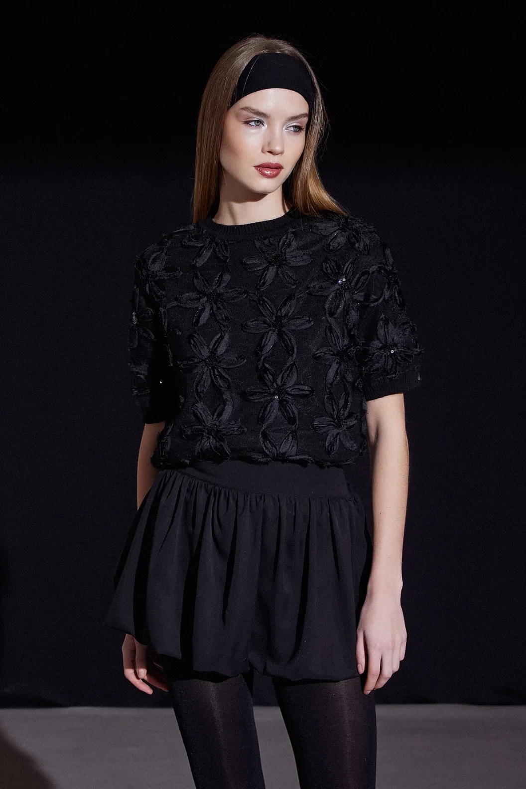 تنورة قصيرة بالون أسود