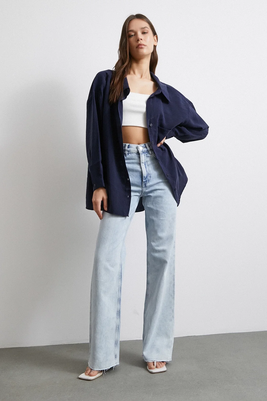 الجينز المقطع العالي مع لمسة ليكرا باللون الأزرق الجليدي