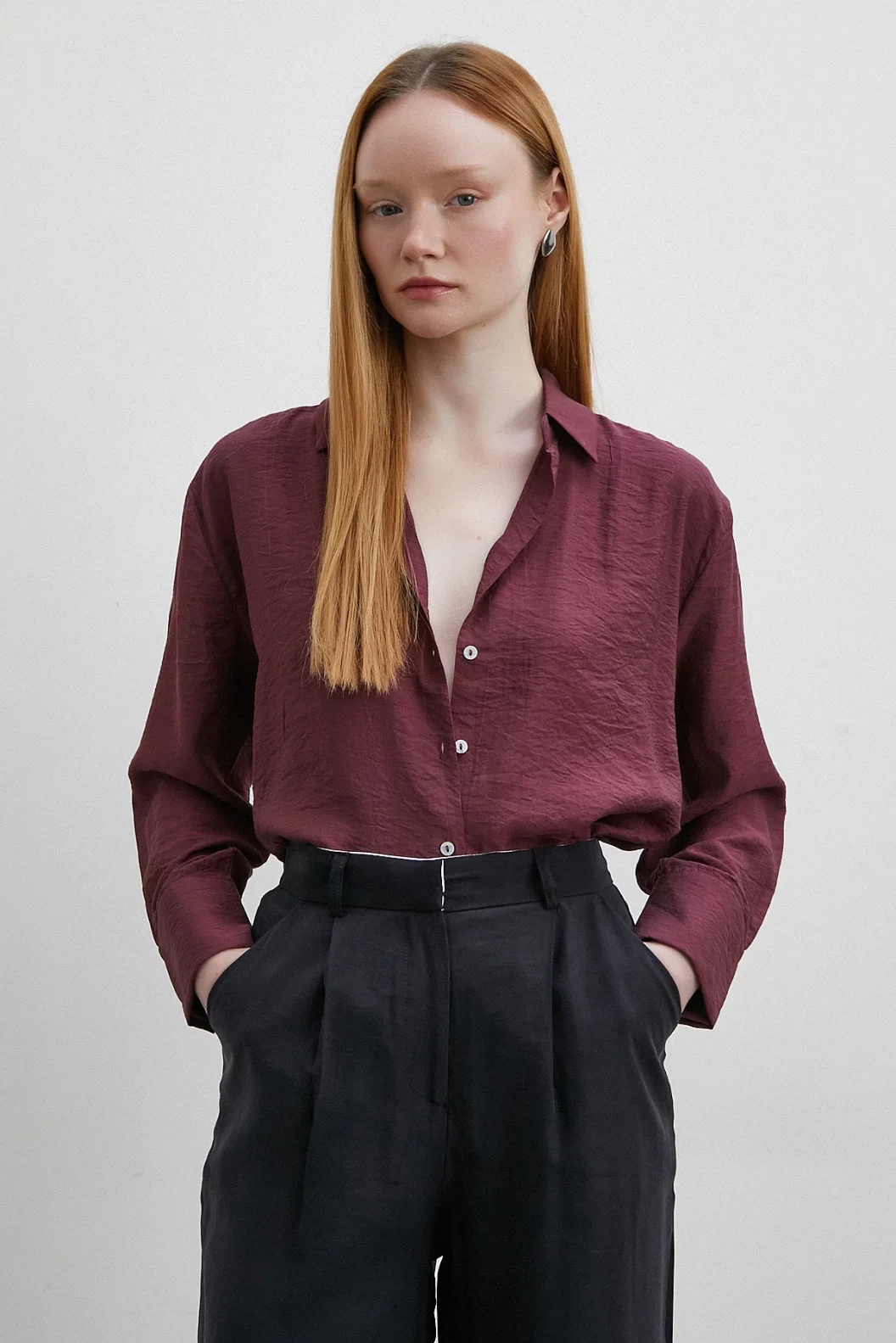 قميص ذو ياقة V الأساسية باللون البني