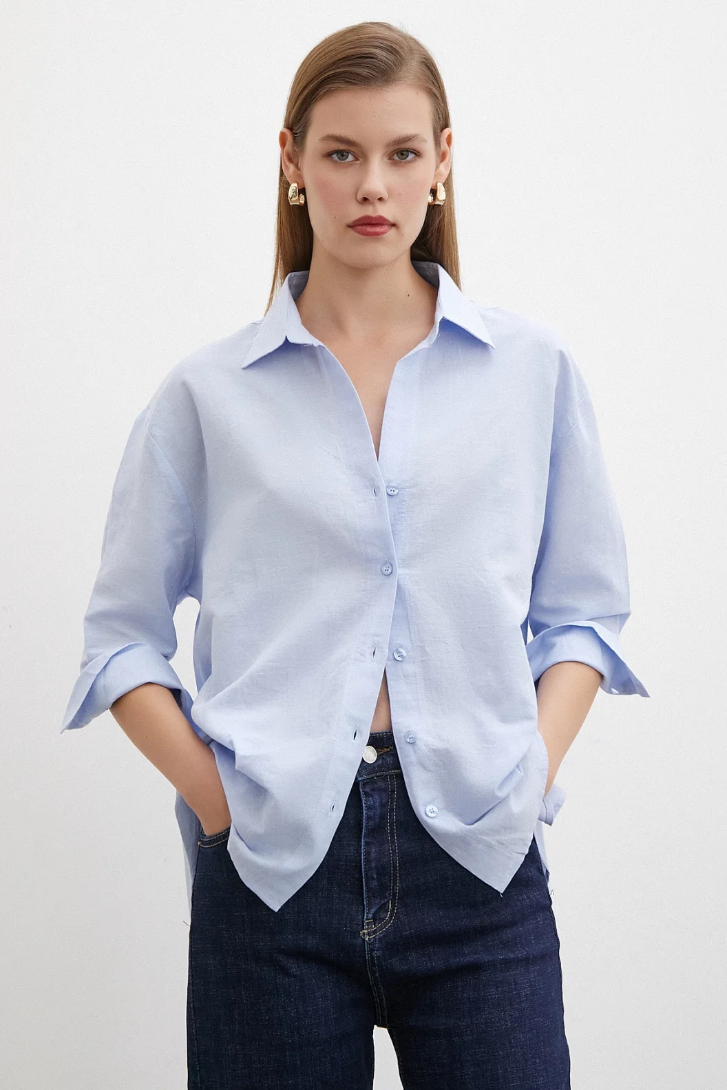 قميص أزرق فاتح مع فجوة للذراع للفقراء