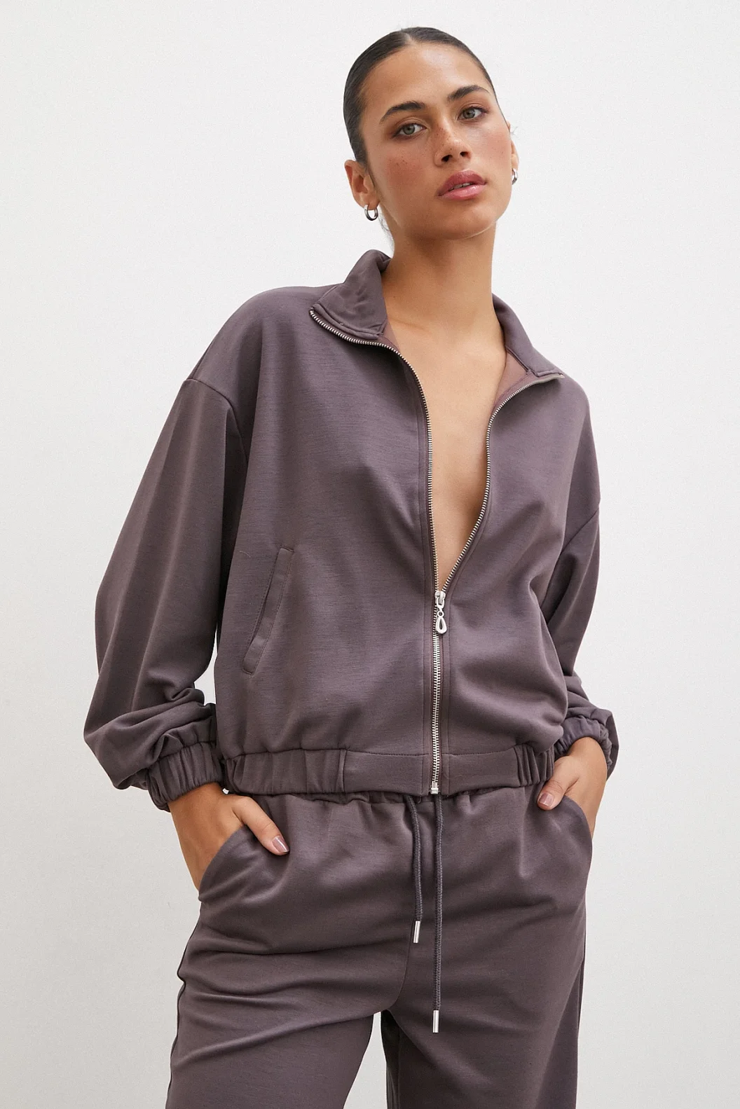 سويت شيرت بسحاب اللون بني