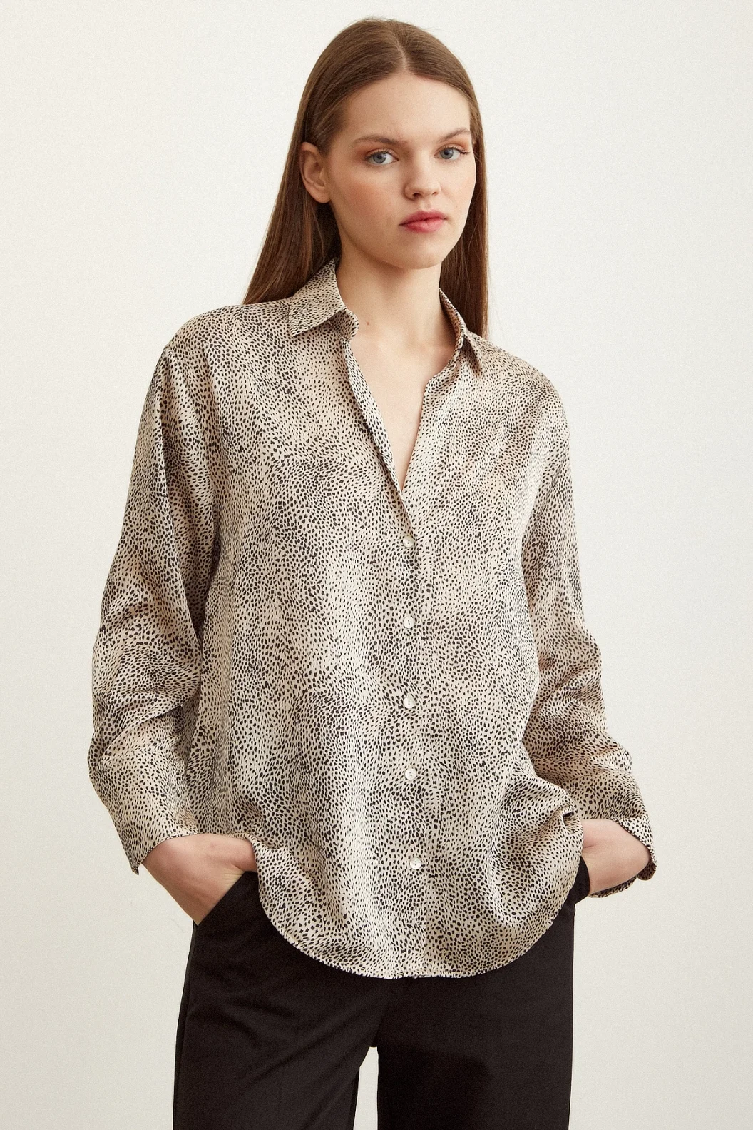 V-Ausschnitt gemusterte Satinbluse Stone