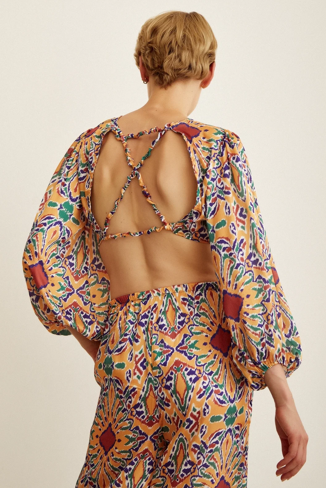 الظهر الرقبة المكشوفة كروب أصفر