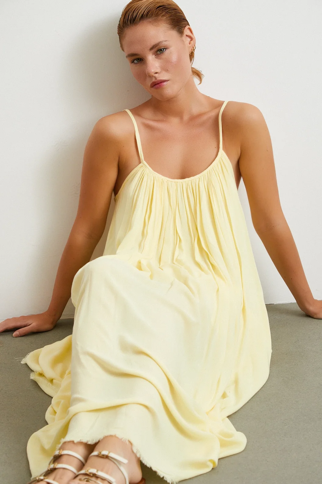 ثوب واسع بأكمام وحزام ولون أصفر