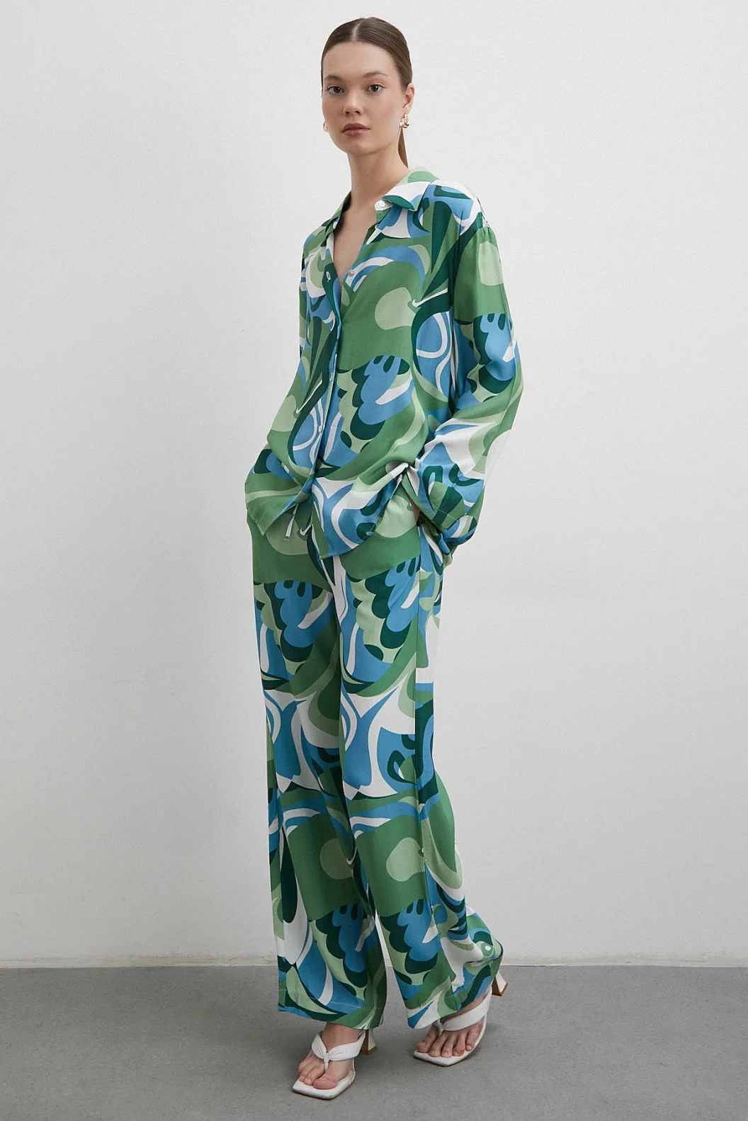 بنطلون بنمط مطاطي باللون الأخضر