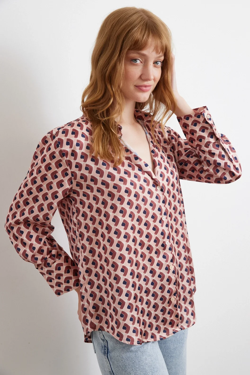 قميص حريري بنقشات هندسية وردي