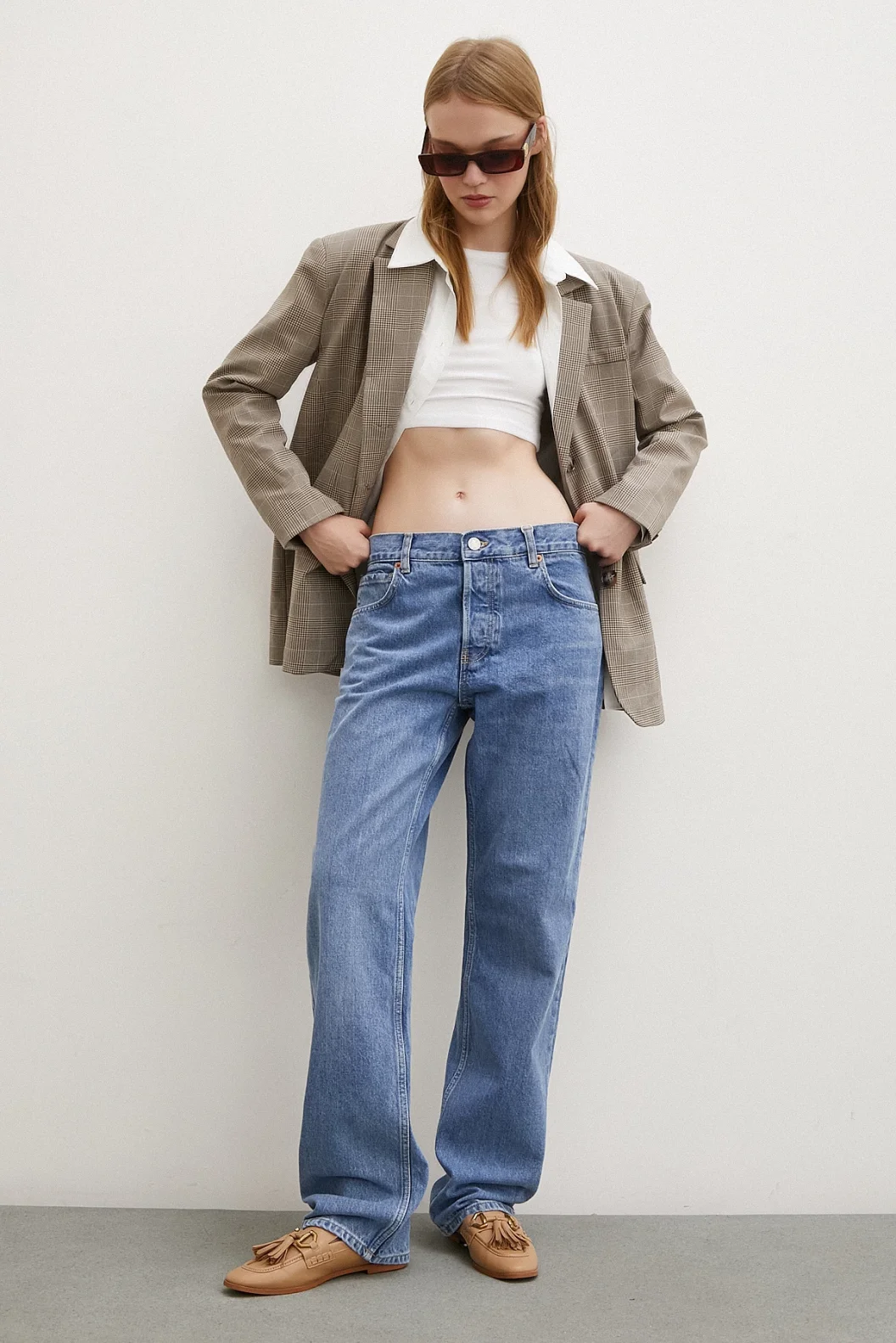 بنطلون جينز بأرجل أنابيبية وخمسة جيوب أزرق