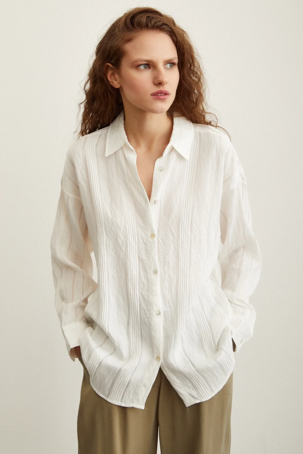 قميص مخطط بنقشة نسيجية أبيض