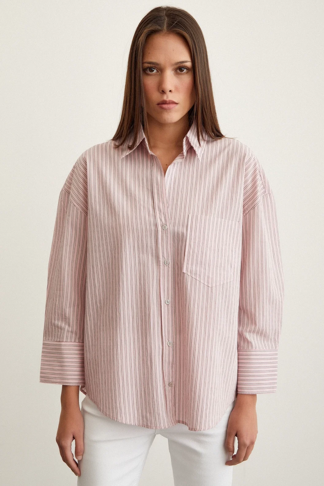 قميص مخطط بأكمام طويلة زائد الحجم باللون الوردي