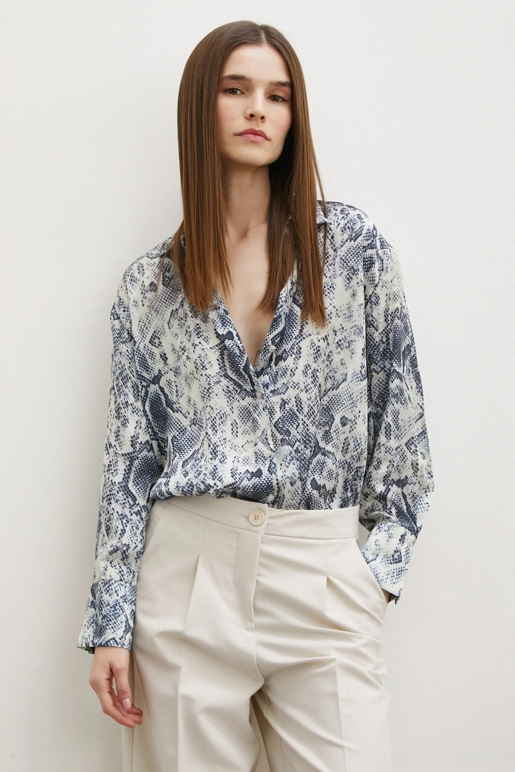 قميص حرير رمادي بنقشة ثعبان