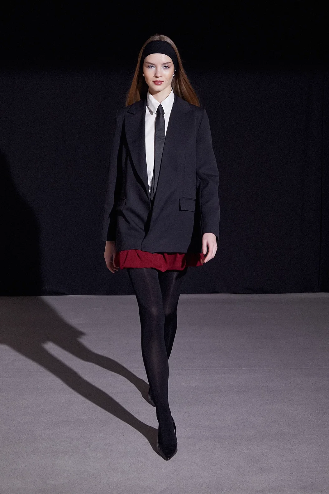 تنورة بالون صغيرة باللون البندي