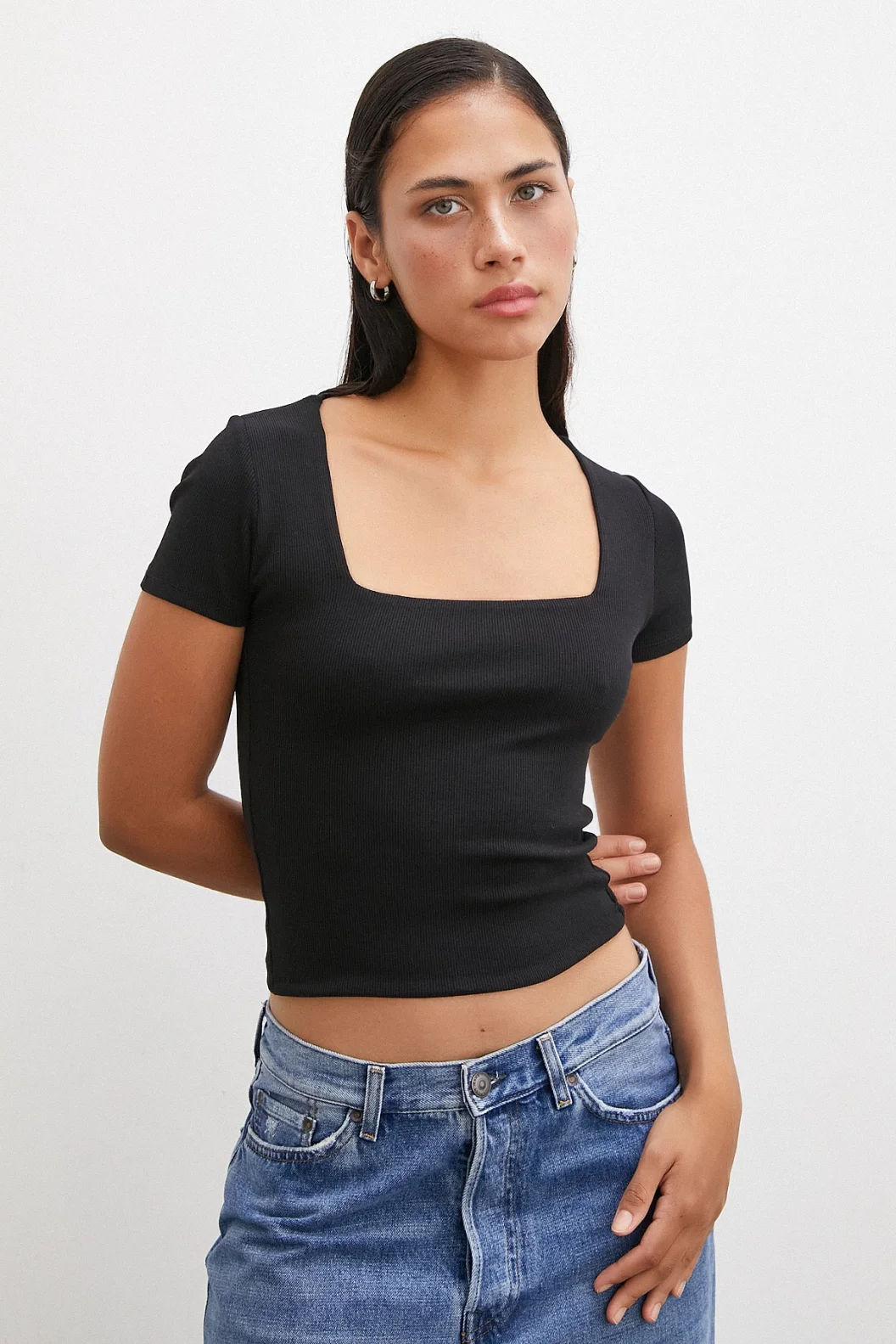 قميص تي شيرت بياقة مربعة أسود