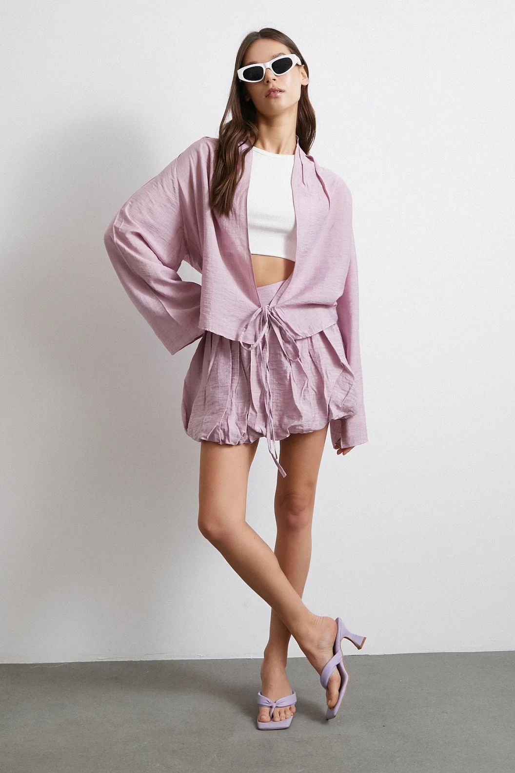 قصيرة سفلية مبطنة باللون البنفسجي