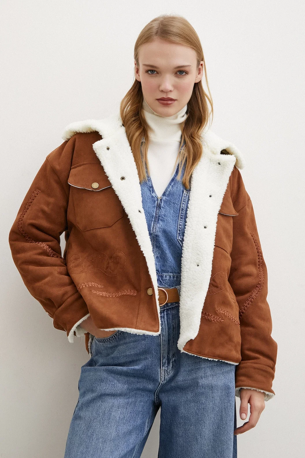 معطف الجلد الداخلي ببطانة من مخمل الزبدة