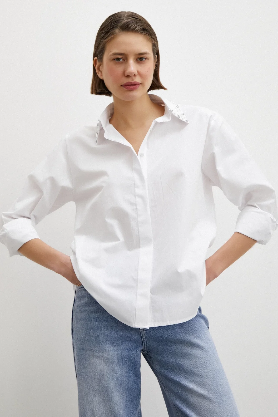 قميص بوبلين أبيض مع قلادة الياقة