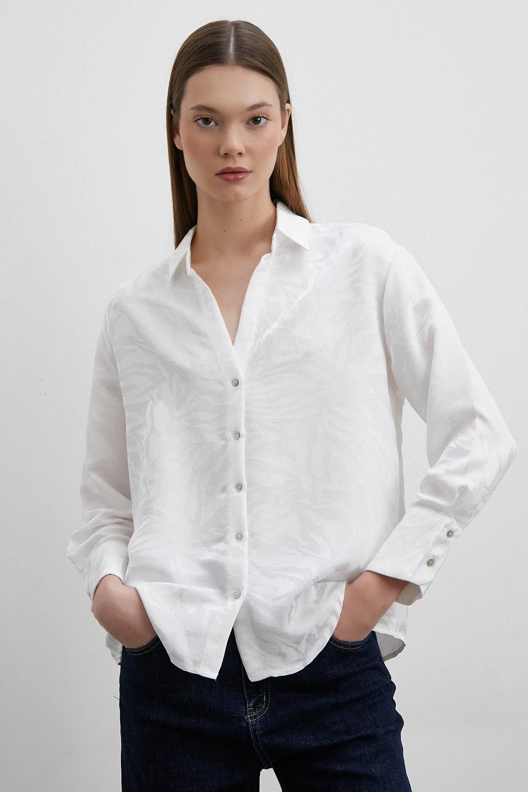 قميص بياقة على شكل V مع زخرفة جاكار – أبيض