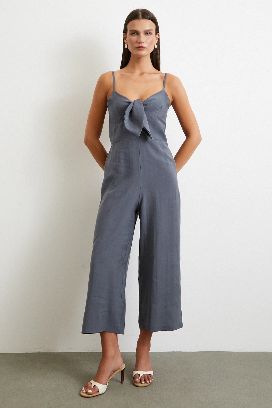 فستان براني مع زخارف عقدة