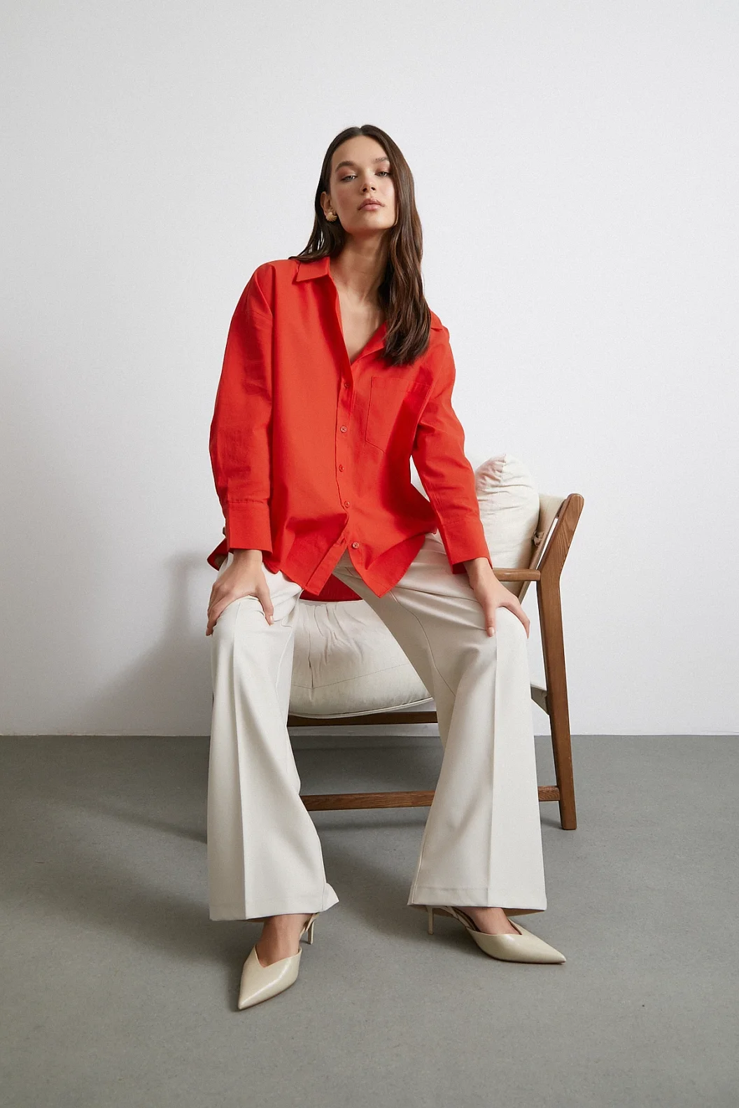 يجب اقتناء قميص بوبلين أحمر