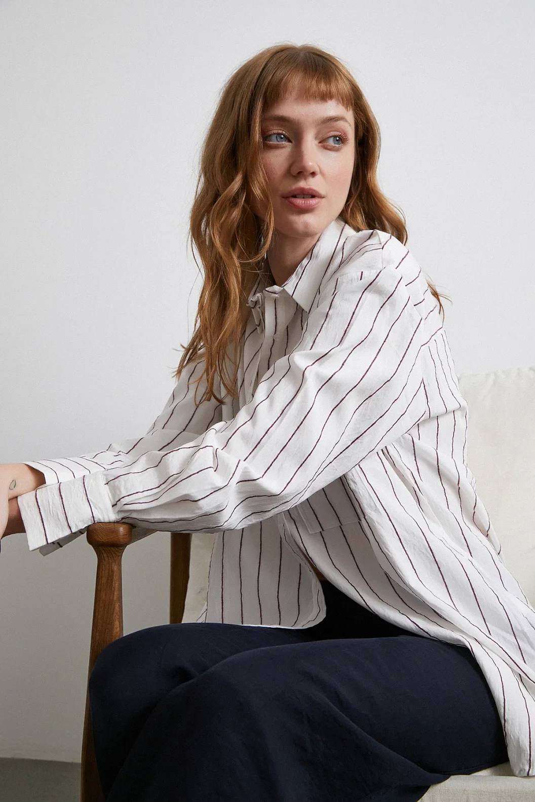 قميص مخطط بجيب واحد باللون الأحمر