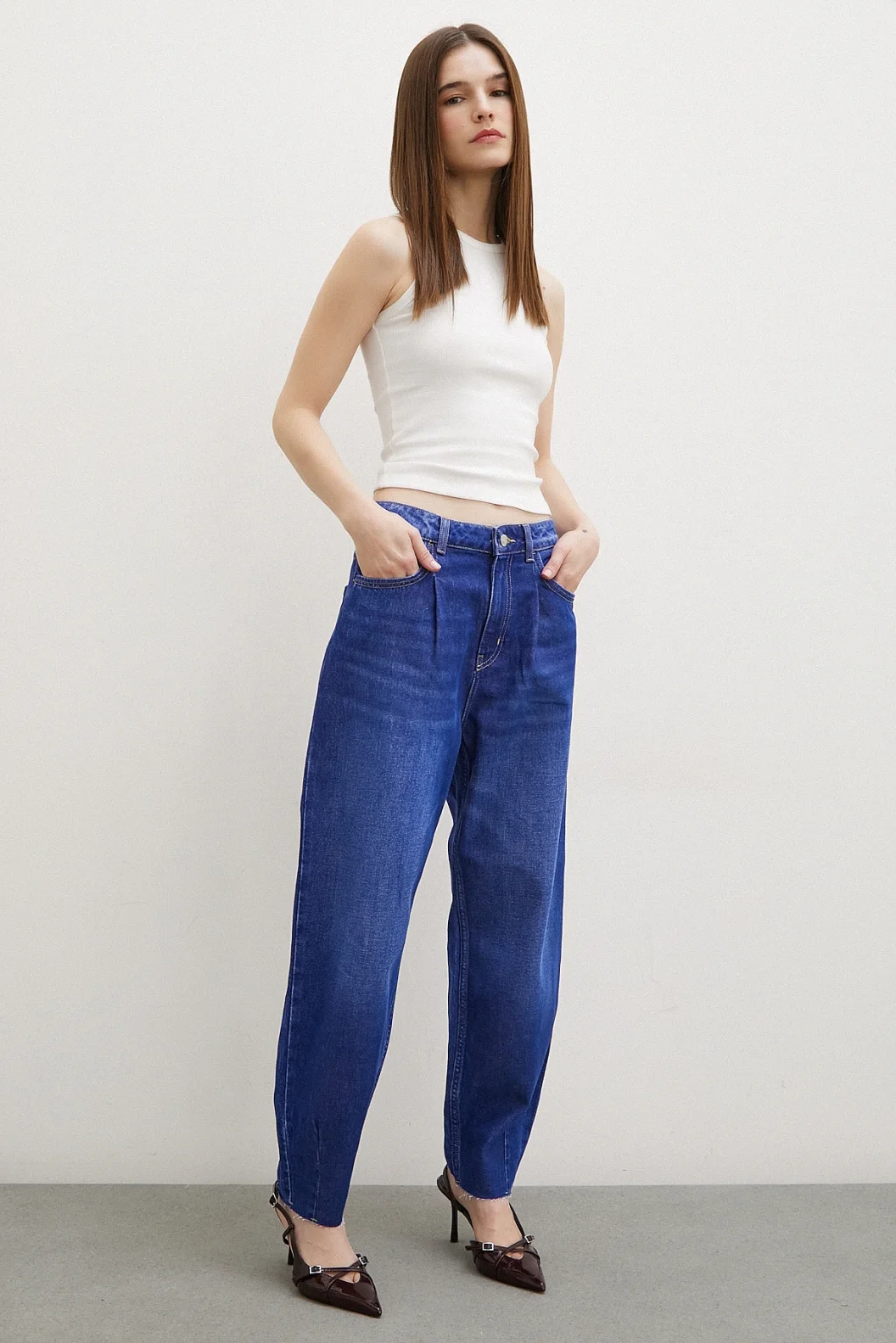 بنطلون جينز موم مرتفع الخصر بأساور مقصوصة باللون الأزرق