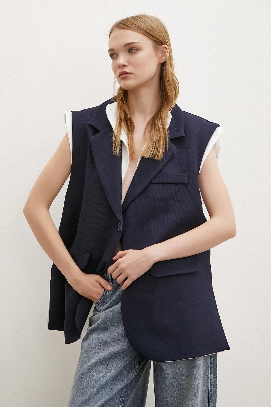 قميص بست نفسي مزين بياقة حاكمة لونه أزرق داكن