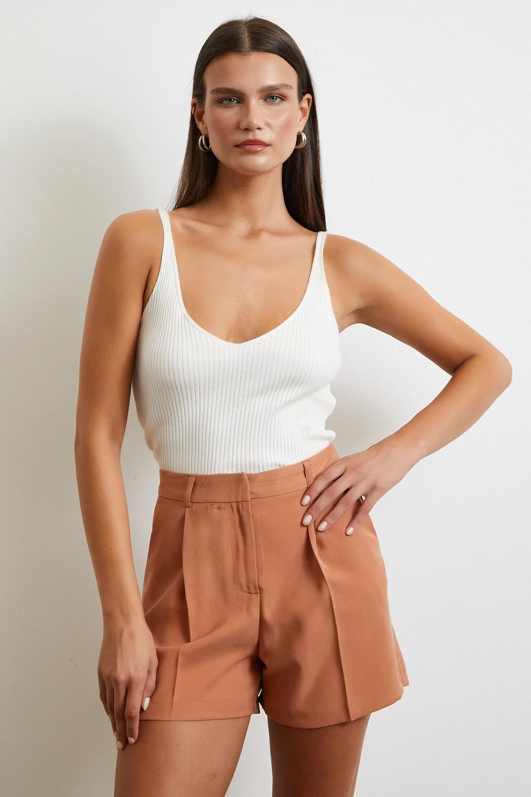 بنطلون شورت جيوب مصمم بنقشة لون الطوب