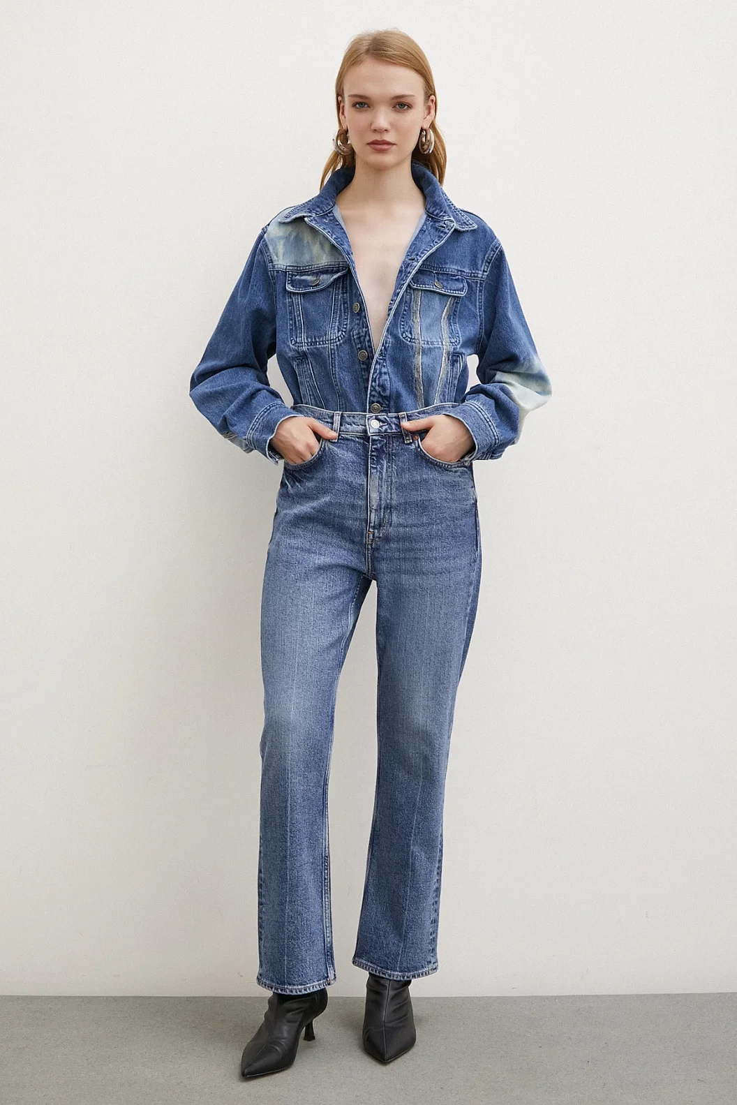 بنطلون جينز بخصر عالٍ وأساور أنبوبية بلون أزرق