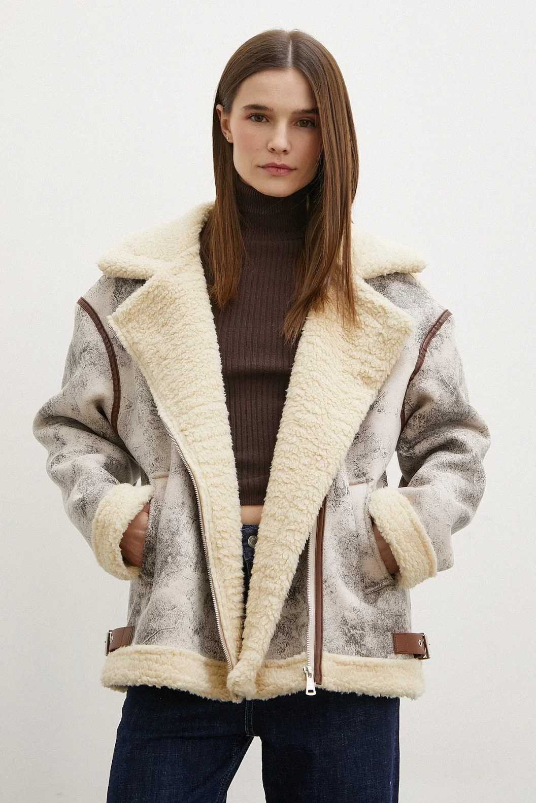 معطف رفيع مبطن باللون البني