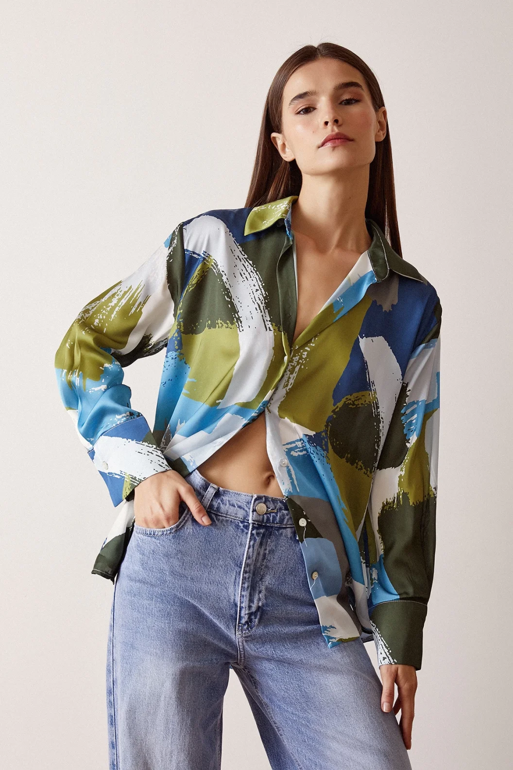 قميص برقبة على شكل V مطبوع