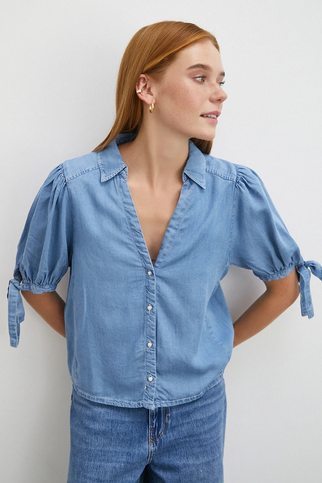 قميص بأكمام قصيرة برباط أزرق