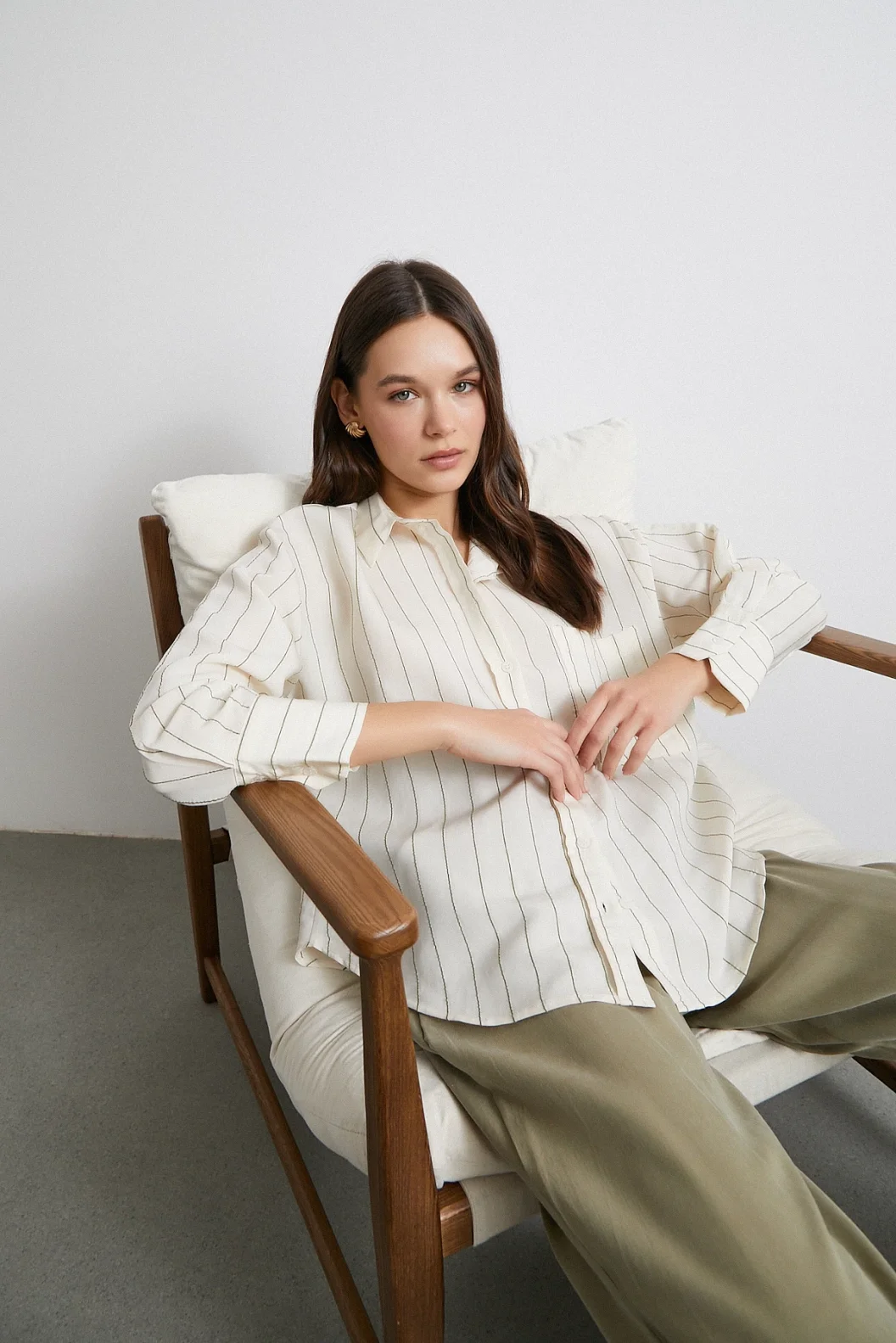 قميص مودال مخطط بخطوط متناقضة أخضر زيتون