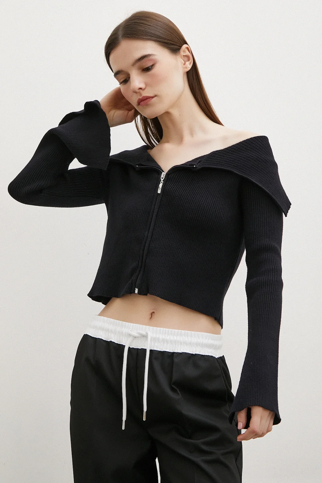 قميص عنق حريري أسود مع سحّاب