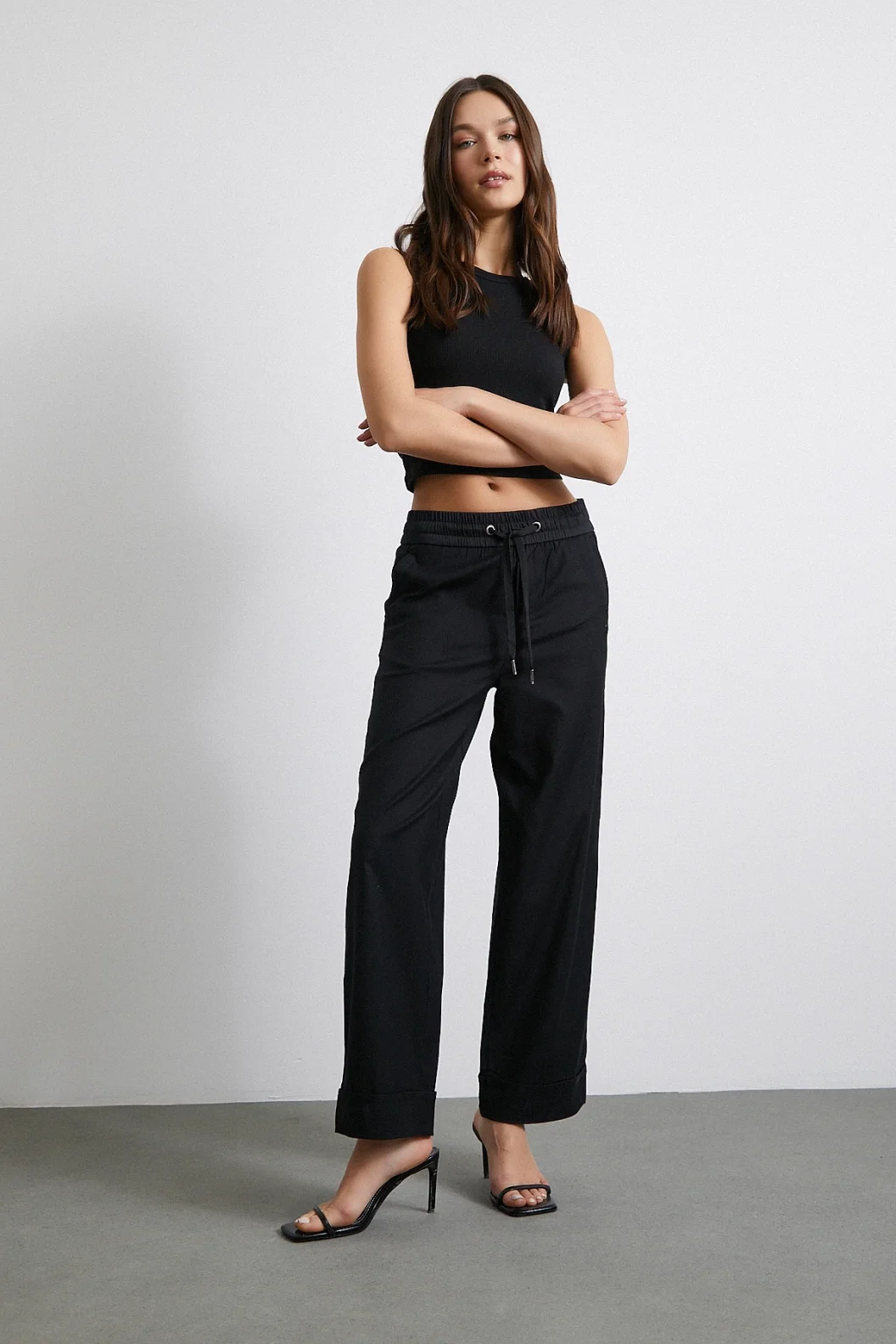 بنطلون أسود بخصر مطاطي وأطراف مطوية