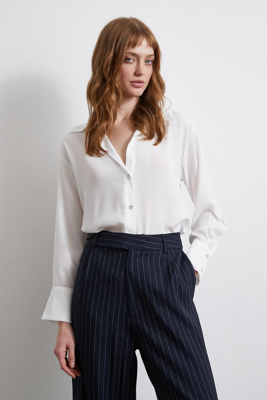 V-Ausschnitt Satin Bluse Ecru