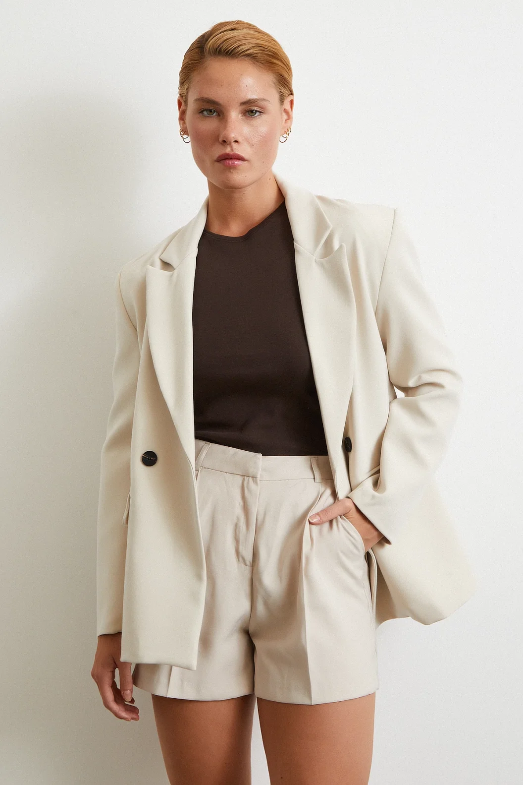 بنطال قصير بجيب لون السمور