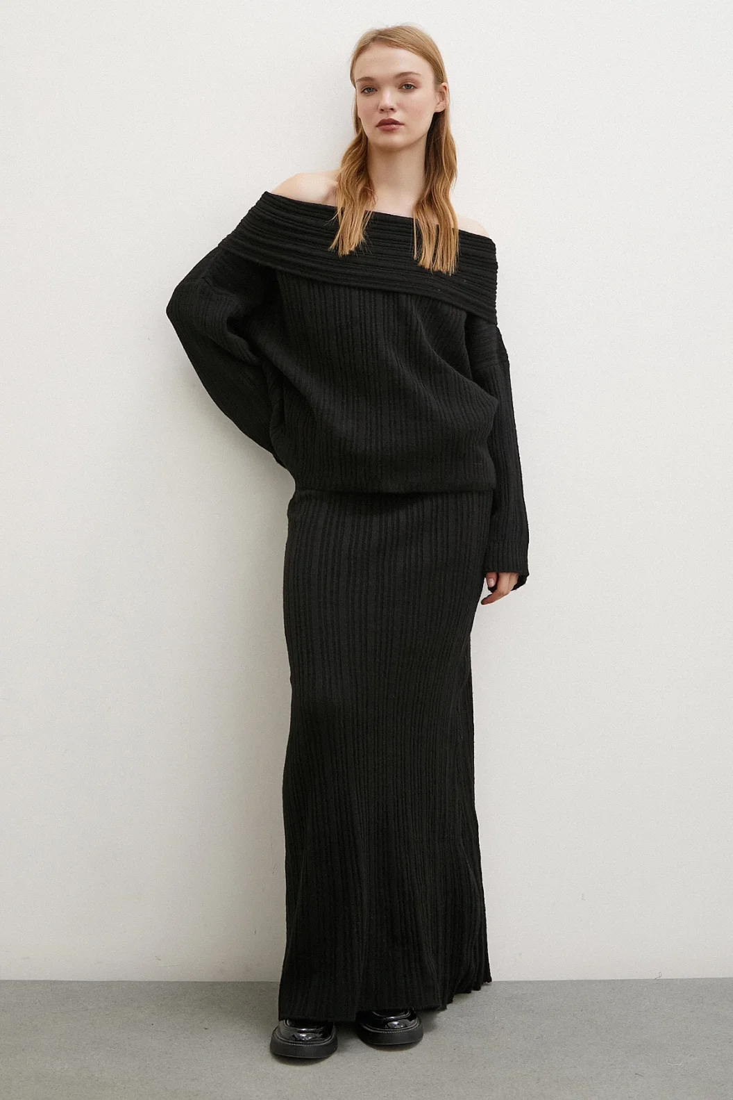 قطعة قماش بياقة مدورة وتنورة مد وجزاء سوداء