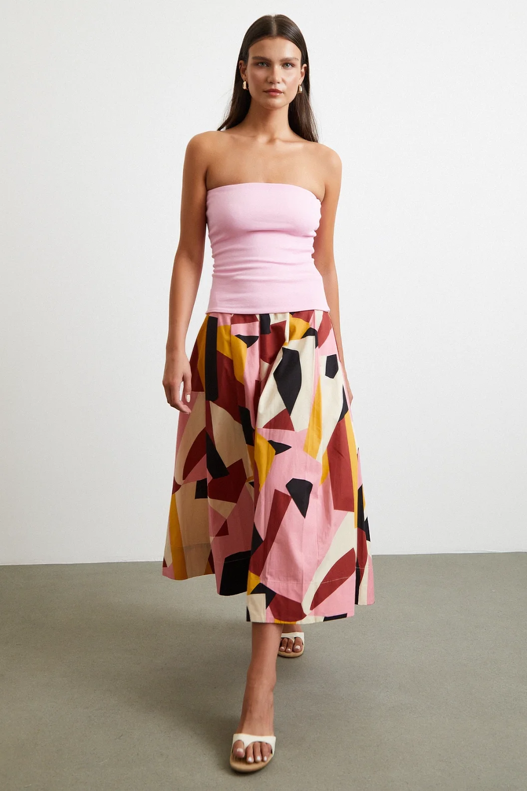 تنورة ميدي مطبوعة باللون الوردي