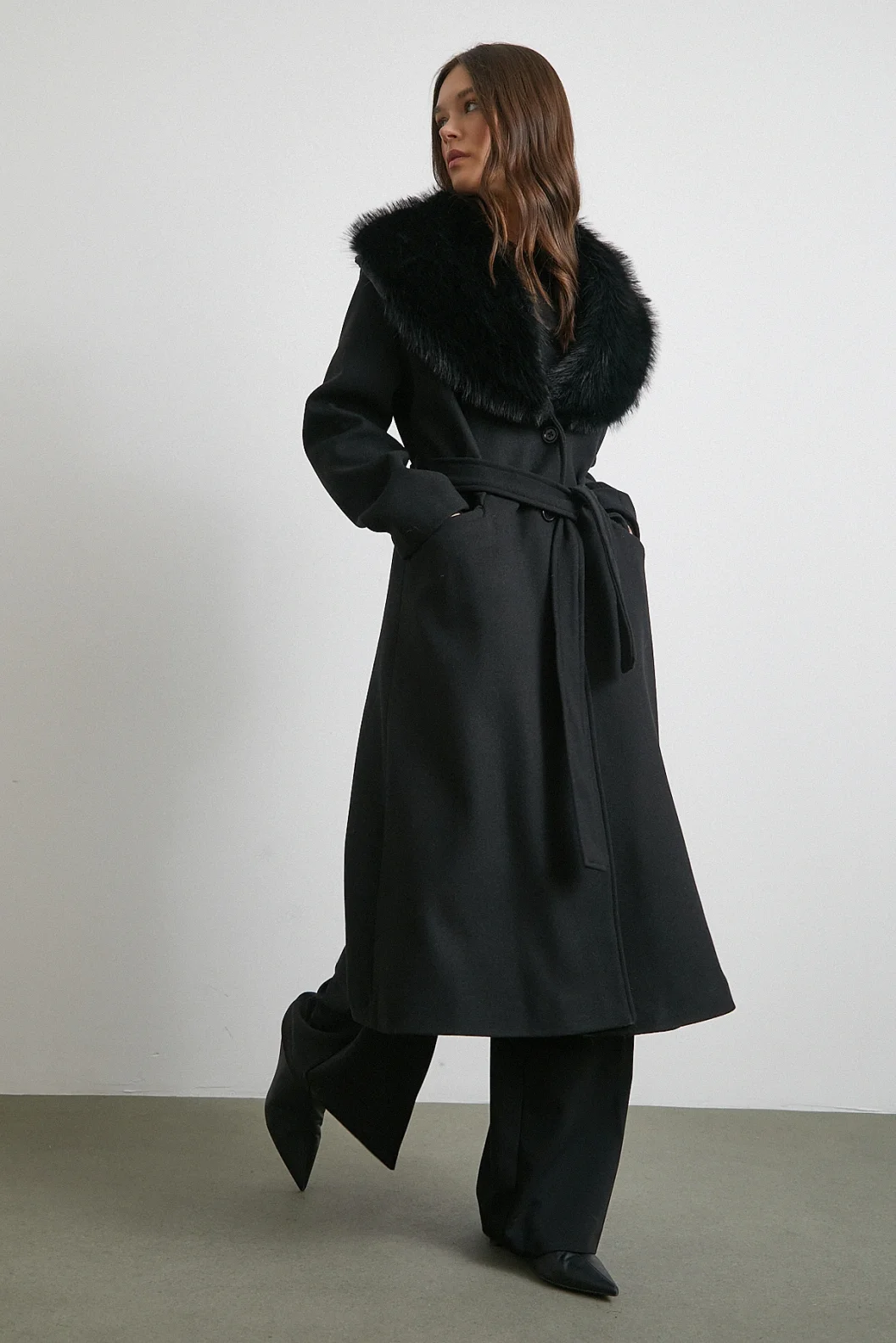 Kürk Yaka Kuşaklı Kaşe Kaban Siyah