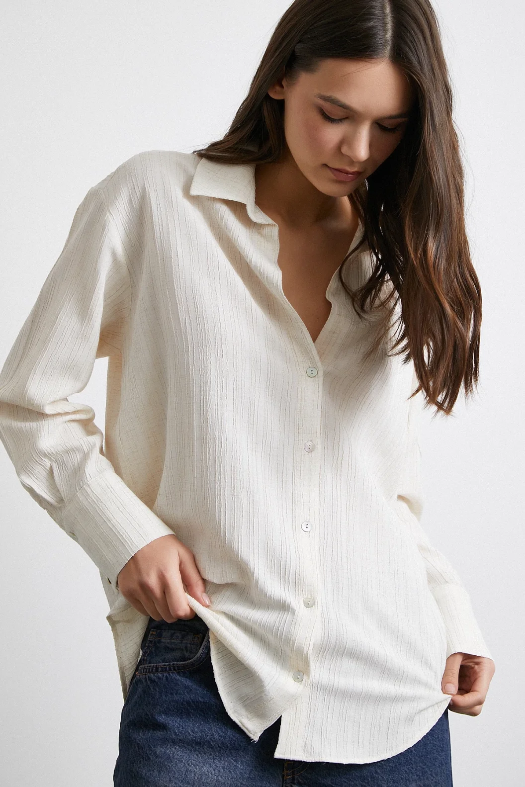 قميص مخطط ناعم بلون كريمي