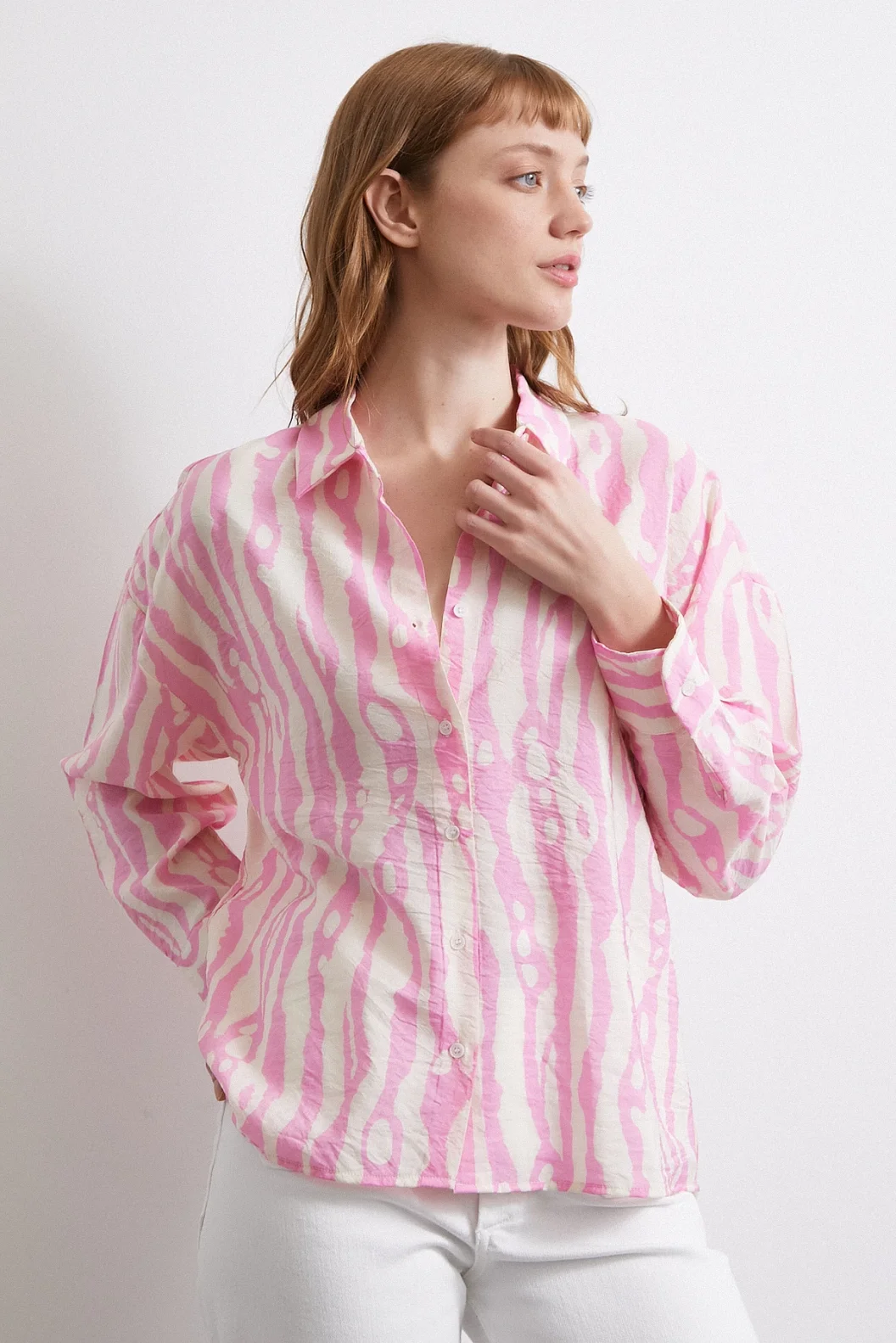 قميص مودال بنمط زرافة وردي