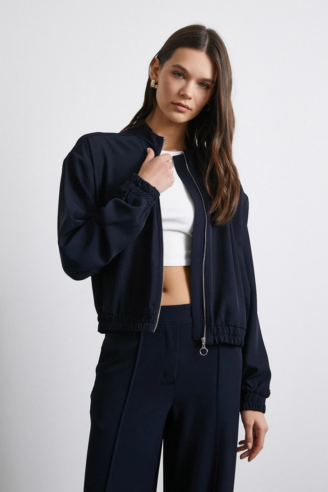 جاكيت قنبلة لونه أزرق غامق