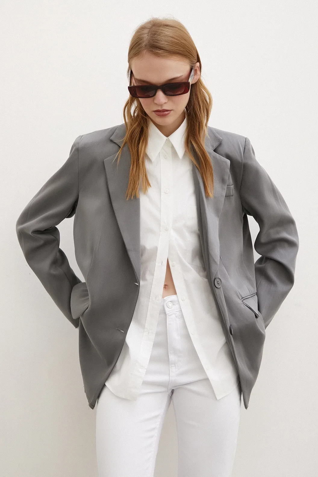 معطف بليزر بتفاصيل قصيرة وغطاء للهاتف الخليوي باللون الرمادي