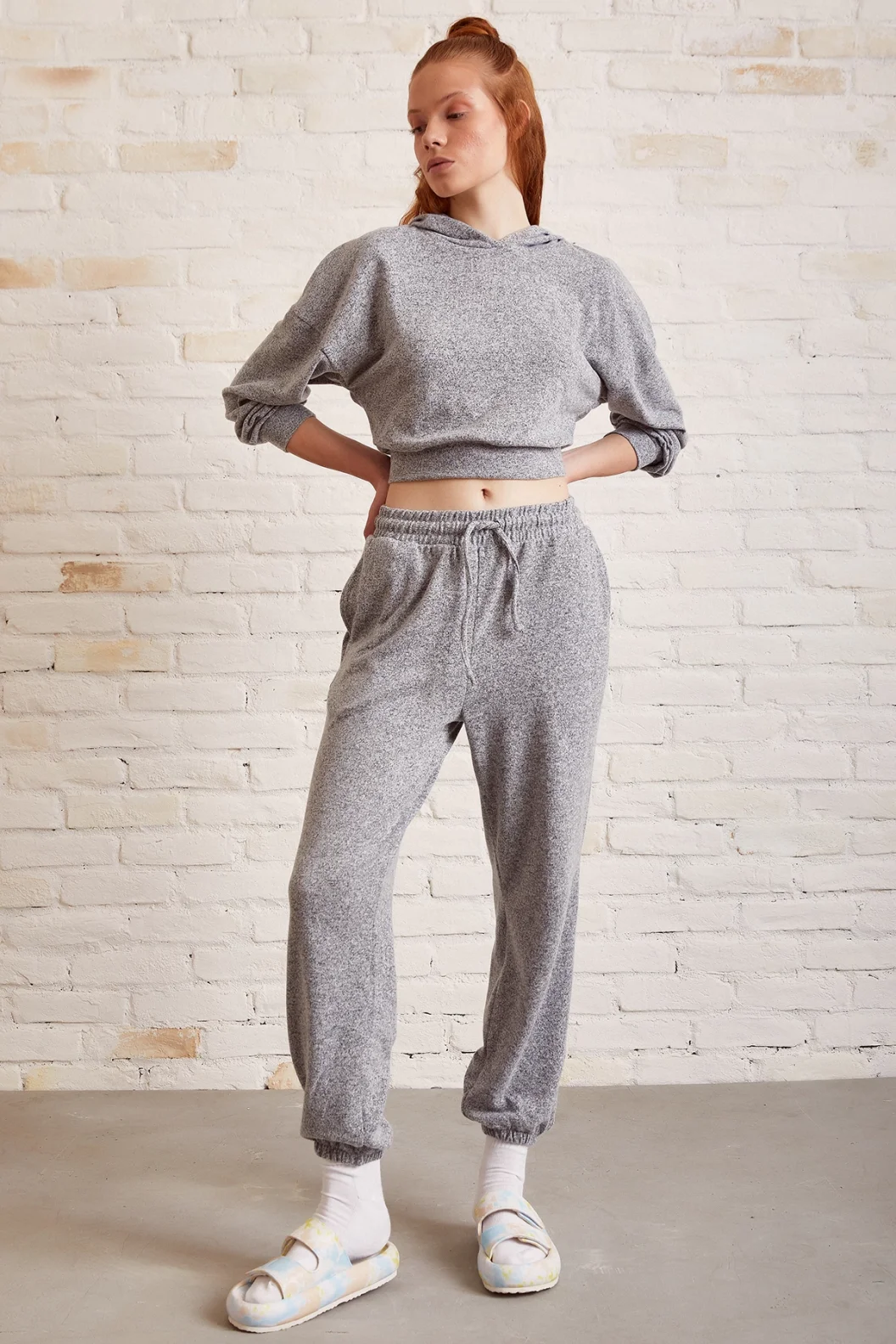 ثوب رياضي رمادي كبير الحجم