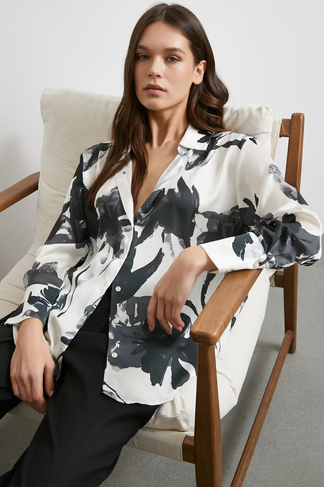 Saten Yüzeyli Desenli Gömlek Siyah