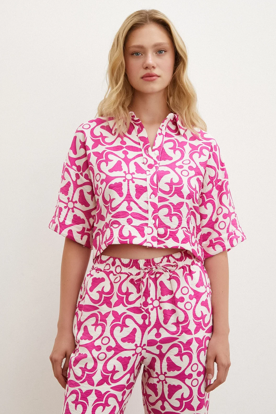 قميص قصير الأكمام باللون الوردي