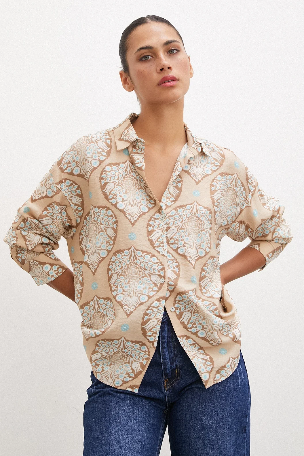 قميص نسائي بنقشة الخزف باللون البني